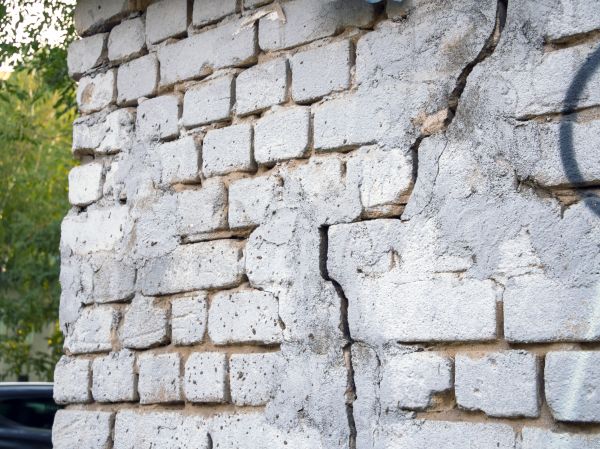 Cracked Brick Wall Repair in Edison